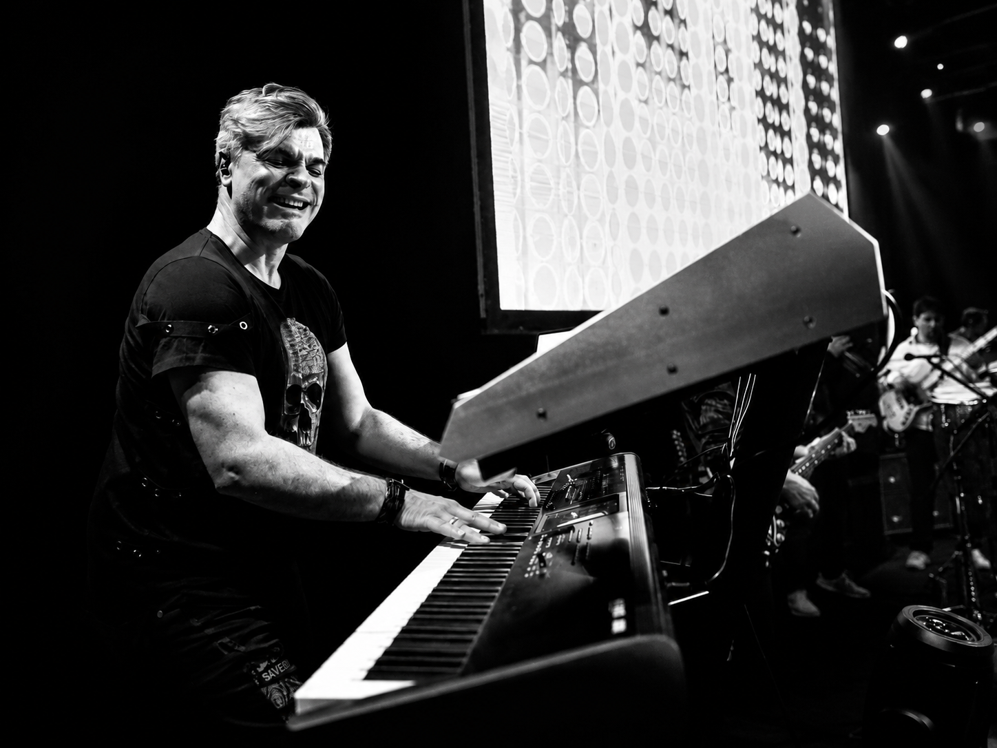 Keyboarder live schwarzweiß Bühne Band Coaching
